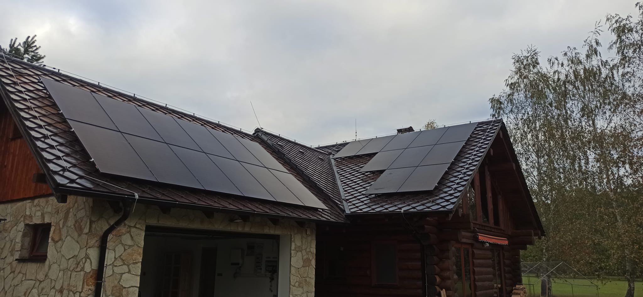 Fotovoltaické panely na střeše domu ve Středočeském kraji